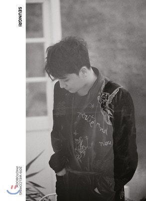 SEUNGRI 2019 WELCOMING PHOTOBOOK スンリ 公式 승리 - SEUNGRI 2019 Welcoming Photobook - YES24